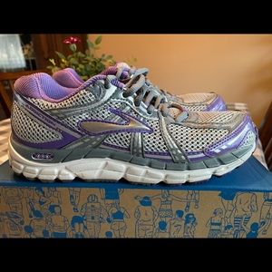 Brooks Addiction model 12, women’s side 7 medium, worn 3 times.